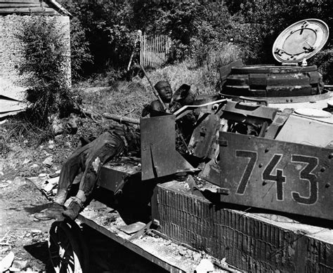 Burnt out Pz.Kpfw. IV and crew during the Battle of the Falaise Pocket, August 1944 [2048×1681 ...