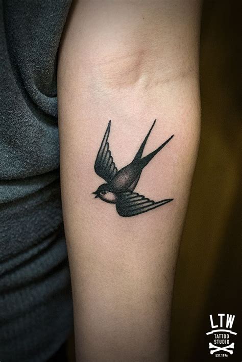 Golondrina por Dennis Hand Tattoos, Feather Tattoos, New Tattoos, Body Art Tattoos, Sleeve ...