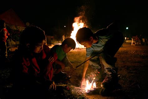 File:Kids playing with fire in Lag Ba'omer.jpg - Wikimedia Commons