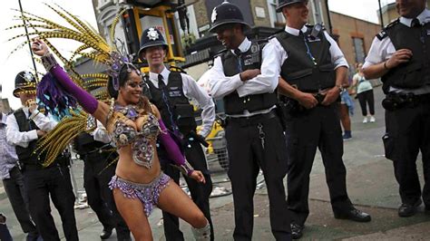 Notting Hill Carnival: Police officers 'dread' the event - BBC News