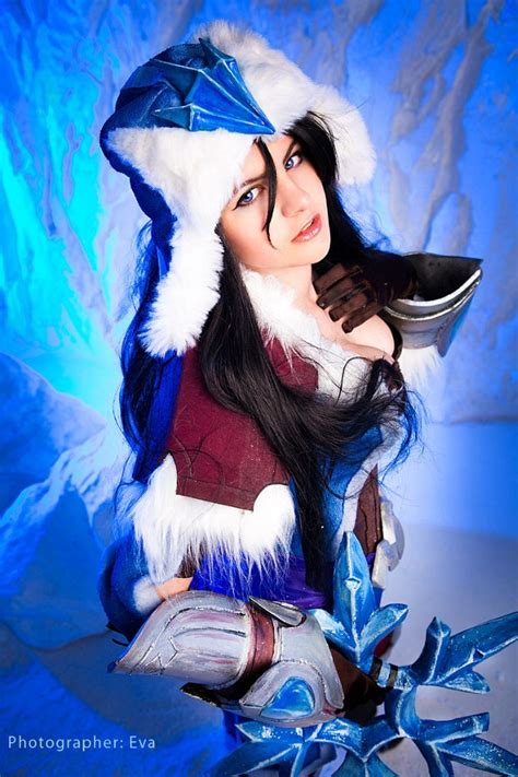 Knowledge FOR Dummies — The super sexy Snowstorm Sivir Cosplay