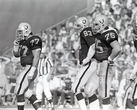 Los Angeles Raiders Defense Editorial Image - Image of angeles, alzado ...