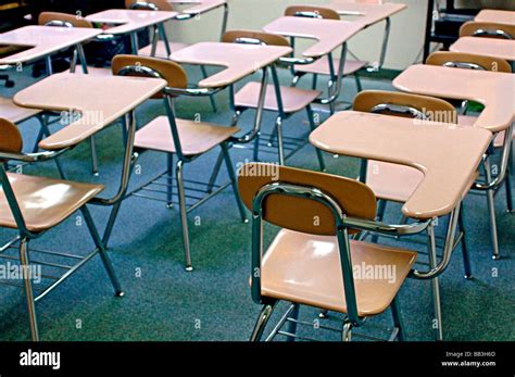 elementary school classroom with rows of empty desks Stock Photo - Alamy