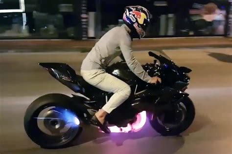 Kenan Sofuoğlu Lights Up the Kawasaki Ninja H2R