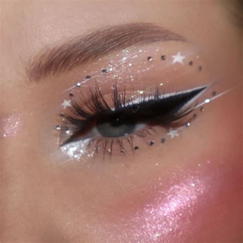 40+ Gorgeous Holiday Makeup Ideas : Falling Stars