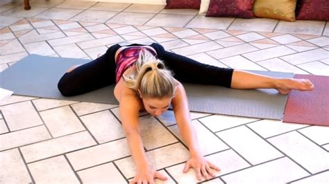 The Beginner’s Guide to Doing the Splits in 2021 | Yoga Rove | Yoga stretches for beginners, How ...