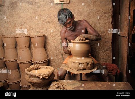 Clay pot maker hi-res stock photography and images - Alamy