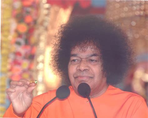 PICTURE: SWAMI SHOWING A GREEN RING (WALLET Size) | Sathya Sai Book Store, Tustin, California, USA