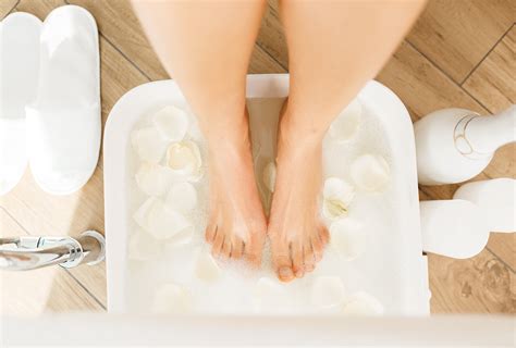 6 Home Remedies to Stop Foot Itching - eMediHealth