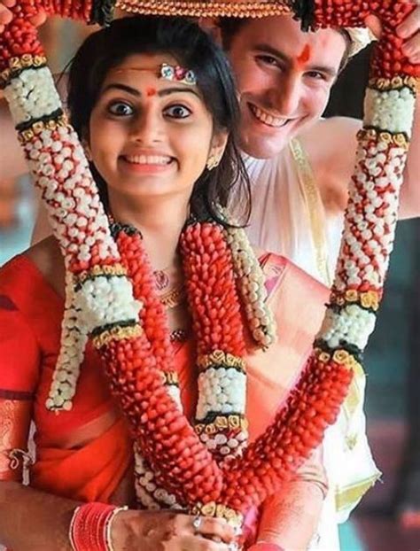 Trending Couple Varmala Designs This Wedding Season! | Wedding season ...