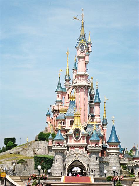 The Sleeping Beauty Castle @ Disneyland Resort, Paris - Walt Disney Characters Photo (19788991 ...