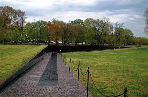 Vietnam Veterans Memorial [Maya Lin] | Sartle - See Art Differently