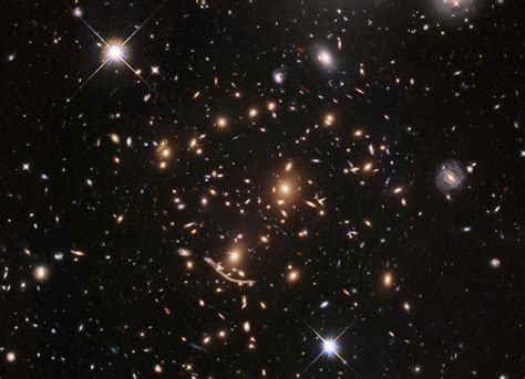 Hubble Takes Spectacular Photo of Vast Galaxy Cluster - Different Impulse