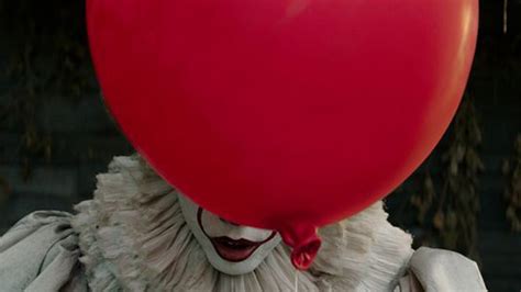 Le clown de Ça vous offre un ballon sur les nouvelles photos - AlloCiné