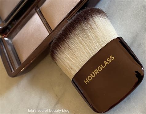 lola's secret beauty blog: HOURGLASS Ambient Powder Brush Review