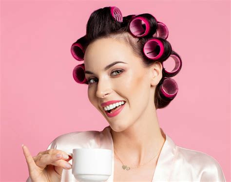 The ultimate guide on how to use hair rollers in 2024 | Hair rollers, Short hair styles, Bouncy hair