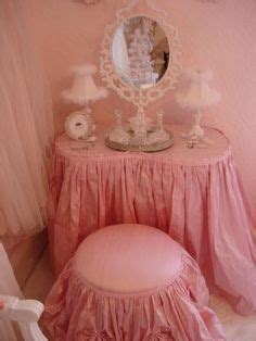 Kidney Shaped Vanity Skirts | BEDROOM DETAIL - Kidney shaped vanity, dressing table, glass ...