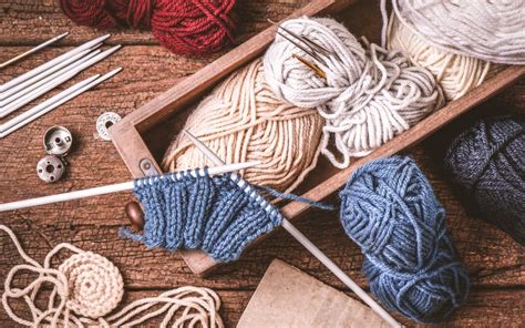 Crocheting vs Knitting: Which One is Easier? Beginners' Guide