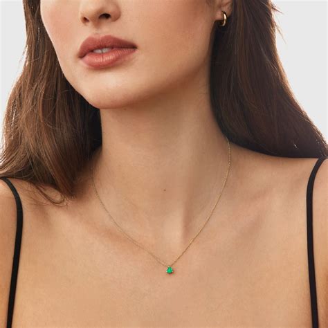 Heart Shaped Emerald Pendant Necklace in Gold | KLENOTA