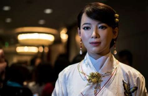 Chinese humanoid robot turns on the charm in Shanghai