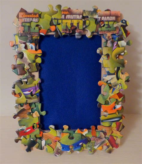 Using pieces from an incomplete jigsaw puzzle to decorate a plain wooden frame. | Crafts, Puzzle ...