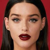 Dark Red Lipstick Makeup, Black Eyeliner Makeup, Red Lipstick Looks, Red Lips Makeup Look, Day ...