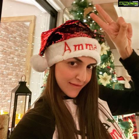 Esha Deol Instagram - Merry Christmas ♥️ #tistheseason #merrychristmas #joytotheworld 🧿 - Gethu ...