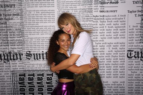 Taylor Swift - reputation Stadium Tour 🐍 meet & greet photo with the beautiful helladelicate ...