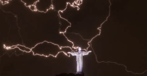 Extraordinary Lightning Strike Hits Famous Statue