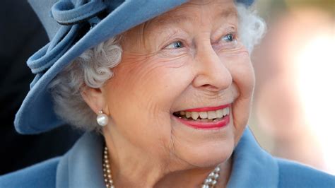 Queen Elizabeth II Beauty Products And Routine: The Lipstick She Loved ...