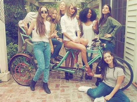 18 T-Swift Photos That Define Squad Goals