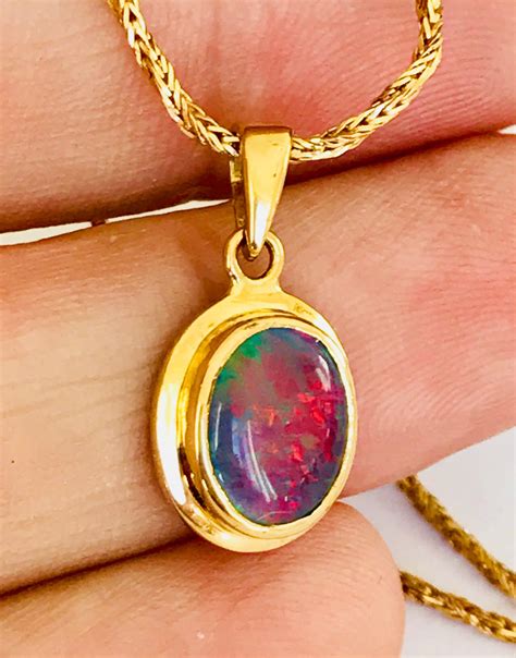 Beautiful vintage 18ct gold Opal pendant and chain