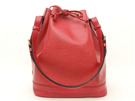 Red Bag Outfit, Everything Designer, Vitton, Louis Vuitton Crossbody, Stylish Clothes For Women ...
