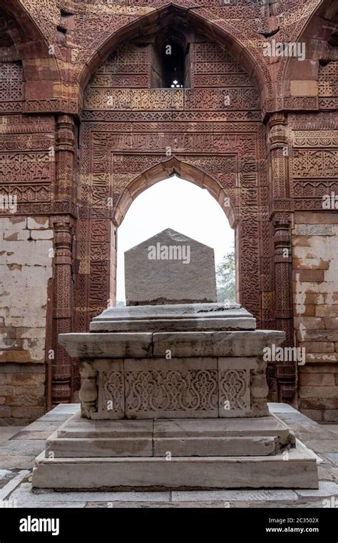 tomb of iltutmish Stock Photo - Alamy