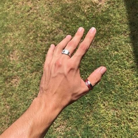 Pin by 𝓐𝓻𝓲𝓷𝓪 on Color aesthetic | Hands with rings, Male hands, Hand pictures