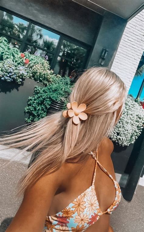 45 Cute Hairstyles for Summer & Beach Days : Hair Down + Colourful Hair Clips