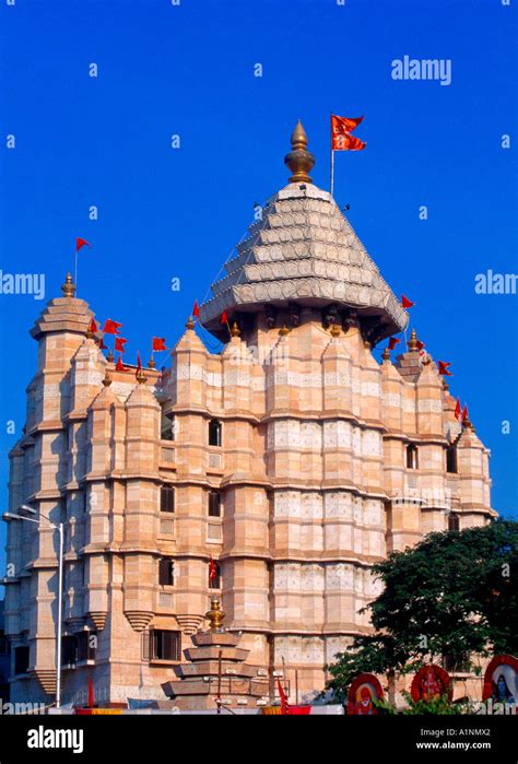 Mumbai (anciennement Bombay ) Inde Shree Siddhivinayak Ganapati Mandir avec Saffron Flags ...