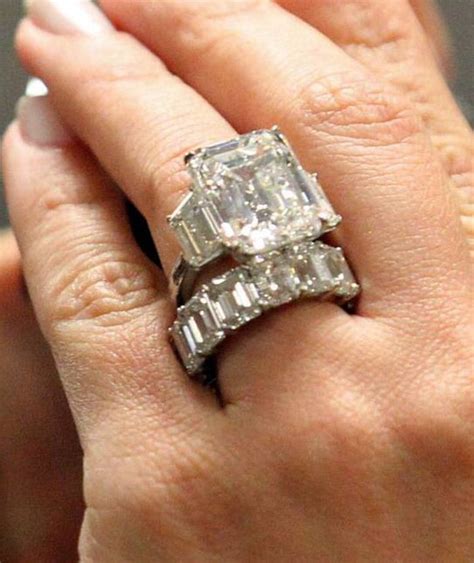 Diamond Rings : Beyoncé's huge wedding and engagement ring ...