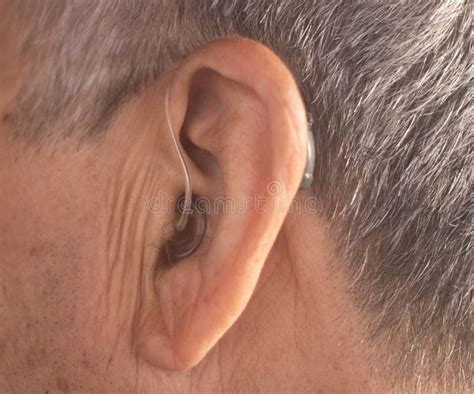 Oído Sordo Del Audífono Del Hombre Foto de archivo - Imagen de desgaste ...