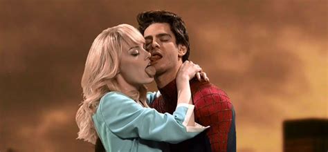 Amazing Spider-Man kisses Gwen Stacy on Saturday Night Live - L7 World