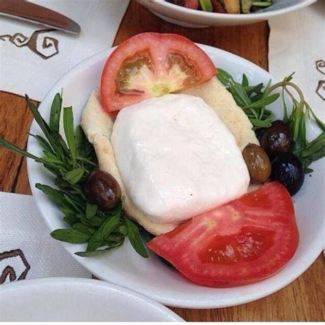 Lebanese breakfast Fresh lebanese cheese from the mountains - Jbneh ...