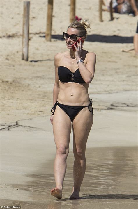 Laura Hamilton shows off her toned abs in strapless black bikini in Mallorca | Daily Mail Online