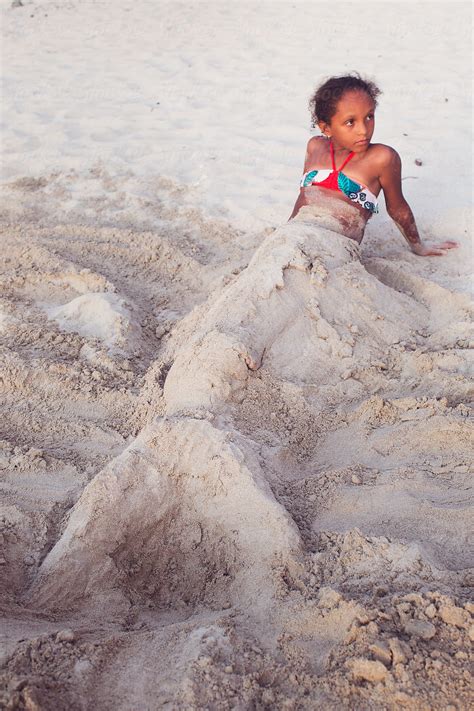 «Young Girl With A Mermaid Tail Made Out Of Sand» del colaborador de ...