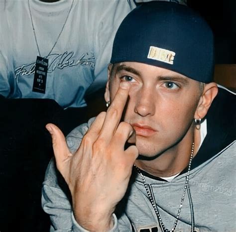 Alright em's showing middle finger Eminem Marshall, Ds Xl, Looks Hip Hop, 90s Rappers, Eminem ...