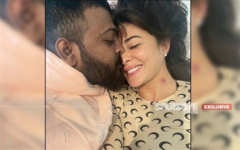 EXCLUSIVE PIC: Jacqueline Fernandez Flaunts Her LOVE BITE; Conman Sukesh Chandrasekhar Gives A ...