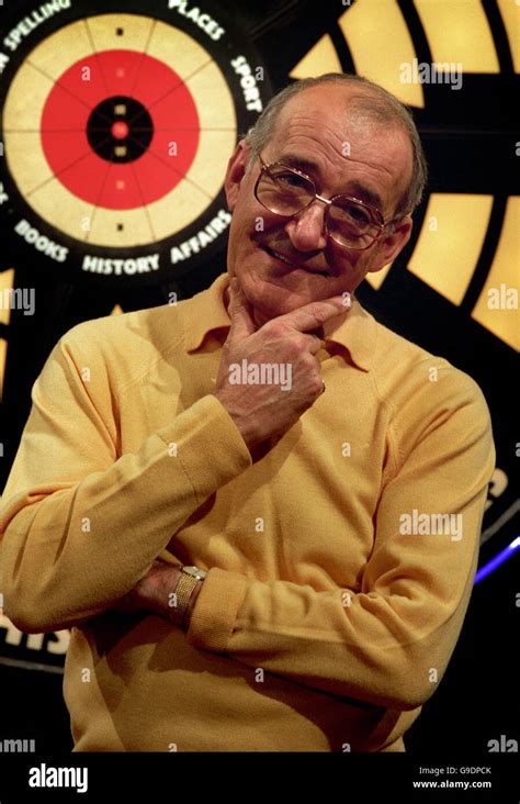 Television, Bullseye. Jim Bowen for the sun at Central Studios Stock ...