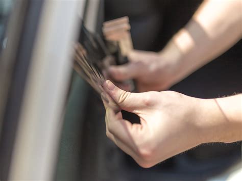 How to remove window tint from your car windows | Popular Science