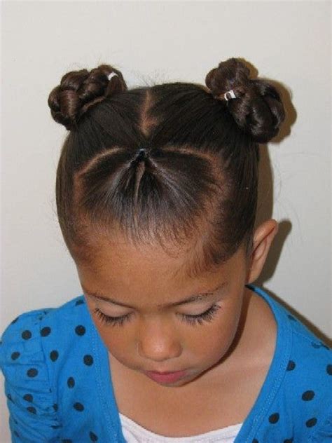 Des petits chignons inversés Idée de coiffure pour cheveux frisés #coiffure #fille #enfant # ...