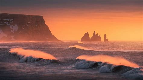 Golden waves at the sea stacks of Vik in Iceland, colors, sea, waves ...