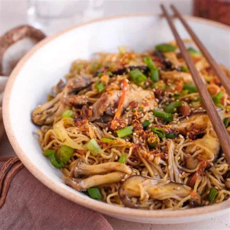 Stir Fry Mushroom Noodles with Garlic and Ginger